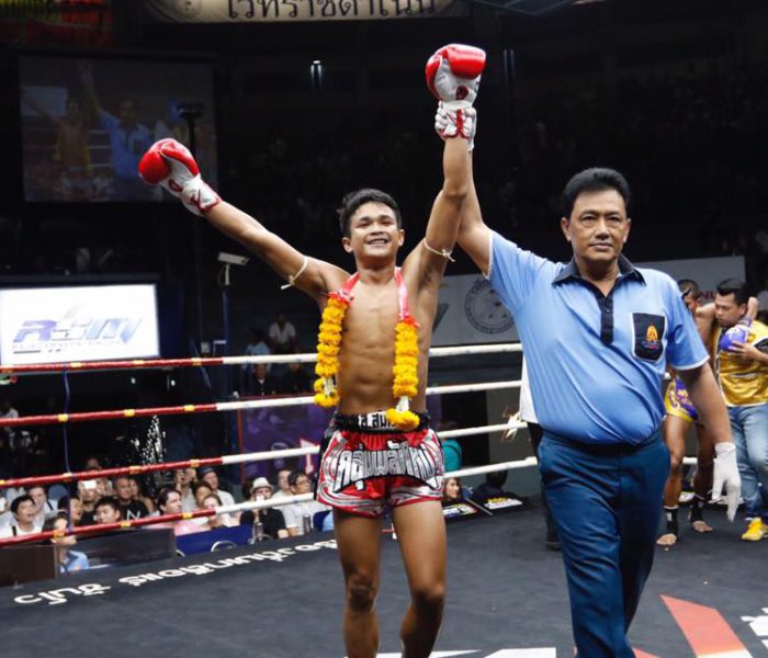 Video: PetchUThong 1st round KOs vs Panpayak
